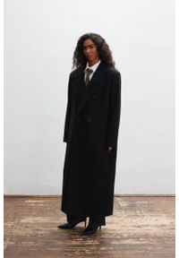 Marsala - Wełniany trencz w kolorze TOTALLY BLACK - TESORO-S. Materiał: wełna. Długość: długie. Wzór: gładki. Styl: elegancki, klasyczny #1