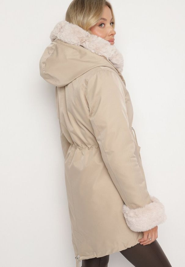 Born2be - Ciemnobeżowa Kurtka Parka z Futerkiem Koni. Kolor: beżowy. Materiał: futro