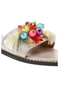 Złote Klapki S.Barski Modne Buty Na Lato. Nosek buta: otwarty. Kolor: złoty. Materiał: skóra ekologiczna. Wzór: kolorowy, aplikacja. Sezon: lato. Styl: elegancki, sportowy #9