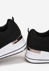 Born2be - Czarne Buty Sportowe Courbis. Nosek buta: okrągły. Kolor: czarny. Materiał: materiał. Szerokość cholewki: normalna. Wzór: aplikacja. Obcas: na koturnie #2