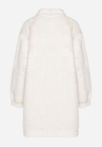 Born2be - Jasnobeżowy Futrzany Płaszcz ze Stójką i Kieszeniami Salinea. Typ kołnierza: kołnierzyk stójkowy. Kolor: beżowy. Materiał: futro. Długość rękawa: długi rękaw. Długość: długie. Sezon: zima, jesień. Styl: klasyczny, wizytowy #7