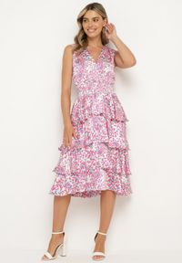 Born2be - Różowa Sukienka z Kopertowym Dekoltem i Gumką w Pasie z Falbankami Dimolia. Okazja: na co dzień. Typ kołnierza: kołnierz z falbankami. Kolor: różowy. Materiał: tkanina, skóra. Sezon: lato. Typ sukienki: kopertowe. Styl: klasyczny, casual, elegancki #1