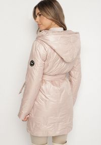 Born2be - Złoto-Różowa Kurtka z Pikowanymi Przeszyciami Kapturem i Wiązanym Paskiem Erlexie. Okazja: do pracy, na spacer, na co dzień, na spotkanie biznesowe. Kolor: złoty. Materiał: dzianina, jeans. Styl: casual, klasyczny, biznesowy #2