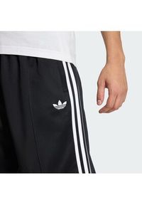 Adidas - adidas Spodnie dresowe adicolor KE3501 Czarny Loose Fit. Kolor: czarny. Materiał: bawełna #4
