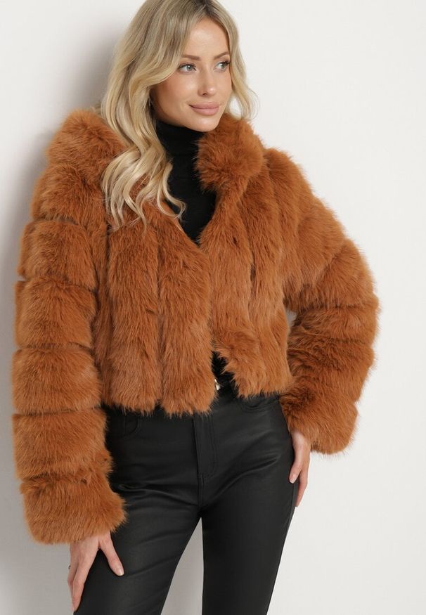 Born2be - Brązowa Kurtka Futrzana o Krótkim Pikowanym Kroju Hemeriana. Okazja: na co dzień. Kolor: brązowy. Materiał: futro. Długość: krótkie. Sezon: zima, jesień. Styl: klasyczny, casual, elegancki