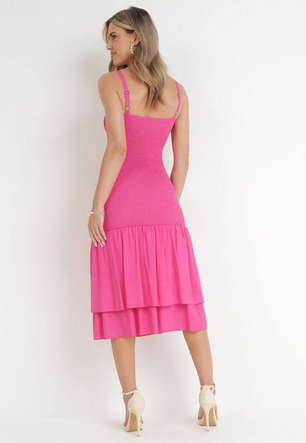 Born2be - Fuksjowa Wiskozowa Sukienka Midi o Dopasowanym Fasonie Ilynn. Typ kołnierza: dekolt kwadratowy. Kolor: różowy. Materiał: wiskoza. Długość rękawa: na ramiączkach. Długość: midi