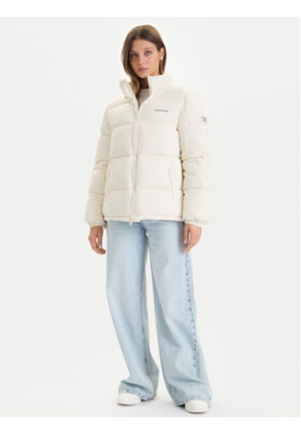 Guess Jeans Kurtka zimowa W4BL21 WGII2 Beżowy Regular Fit. Kolor: beżowy. Materiał: syntetyk. Sezon: zima