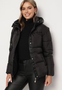 Born2be - Czarna Pikowana Kurtka o Pudełkowym Kroju z Kapturem i Kieszeniami Alissan. Typ kołnierza: kaptur. Kolor: czarny. Materiał: jeans. Sezon: zima #3