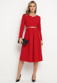 Born2be - Czerwona Rozkloszowana Sukienka Wieczorowa ze Szpiczastym Dekoltem Temithiel. Okazja: na co dzień. Kolor: czerwony. Materiał: jeans. Wzór: aplikacja. Typ sukienki: proste. Styl: wizytowy #5