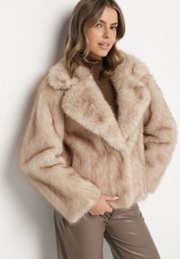 Born2be - Beżowa Kurtka Futerko z Ozdobnym Kołnierzem Talliea. Okazja: na co dzień. Kolor: beżowy. Materiał: futro. Styl: klasyczny, wizytowy, casual, elegancki