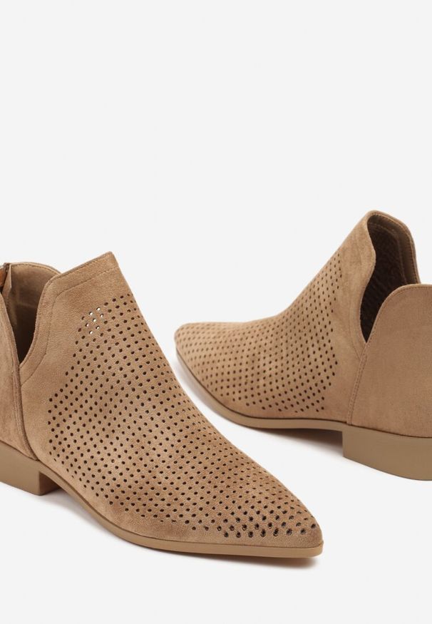 Born2be - Ciemnobeżowe Ażurowe Botki Vices na Płaskiej Podeszwie z Ozdobnym Wycięciem Selenith. Okazja: na co dzień. Kolor: beżowy. Materiał: jeans. Wzór: ażurowy. Obcas: na płaskiej podeszwie. Styl: elegancki, casual, klasyczny