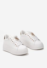 Born2be - Biało-Złote Sznurowane Sneakersy na Platformie z Ekoskóry z Ozdobnym Misiem Neonda. Kolor: biały. Wzór: aplikacja. Obcas: na platformie #2