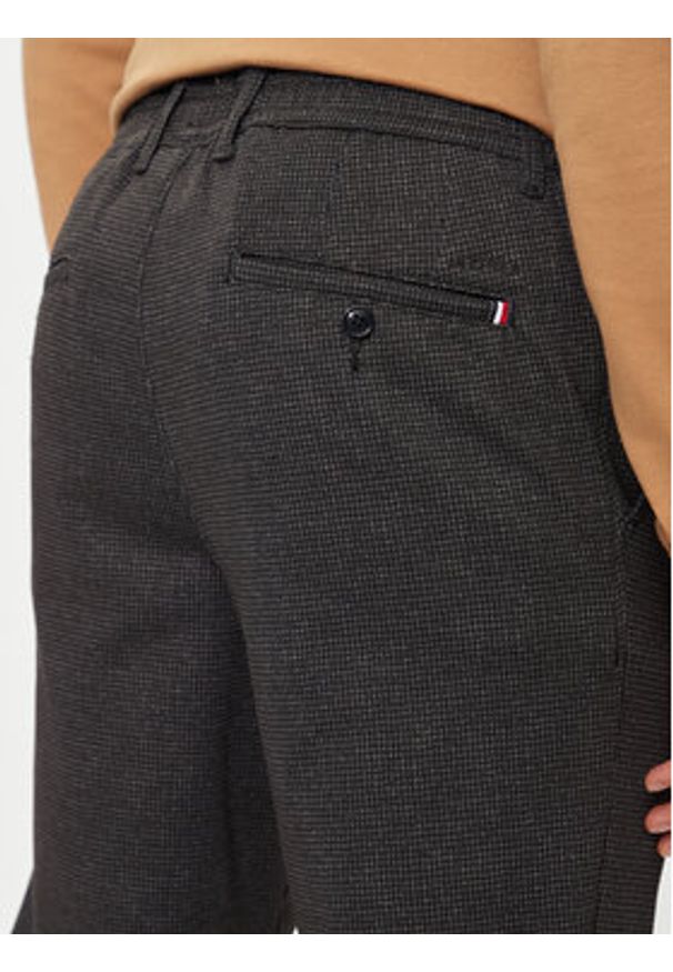 Hechter Paris Chinosy 25602 142381 Szary Tapered Fit. Kolor: szary. Materiał: syntetyk