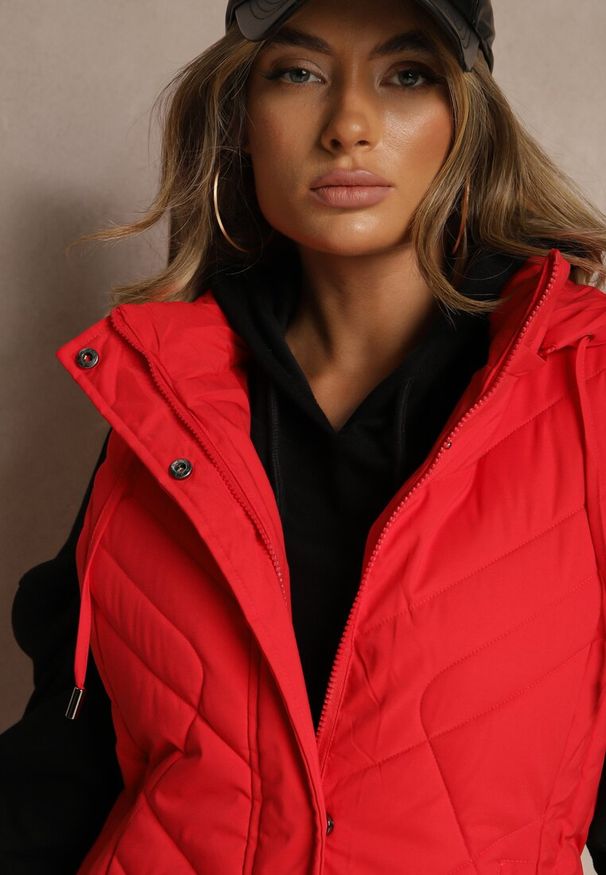 Renee - Czerwona Pikowana Kamizelka o Taliowanym Kroju z Kapturem Tulonea. Okazja: na co dzień. Typ kołnierza: kaptur. Kolor: czerwony. Materiał: jeans. Styl: casual