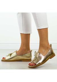 Złote Polskie sandały damskie Suzana Mal. Okazja: na co dzień. Kolor: złoty. Materiał: skóra. Wzór: aplikacja. Sezon: wiosna, lato. Styl: casual, elegancki #1