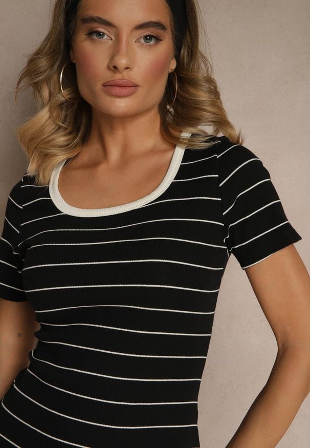 Renee - Czarna Dopasowana Sukienka z Bawełny z Motywem Pasków Ralessa. Okazja: na co dzień. Kolor: czarny. Materiał: bawełna. Wzór: paski. Typ sukienki: proste. Styl: klasyczny, casual