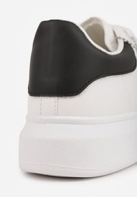 Renee - Biało-Czarne Casualowe Sneakersy z Zawieszką Misiem Ulevidia. Okazja: na co dzień. Zapięcie: sznurówki. Kolor: biały. Materiał: jeans. Sezon: wiosna, lato. Sport: turystyka piesza #8