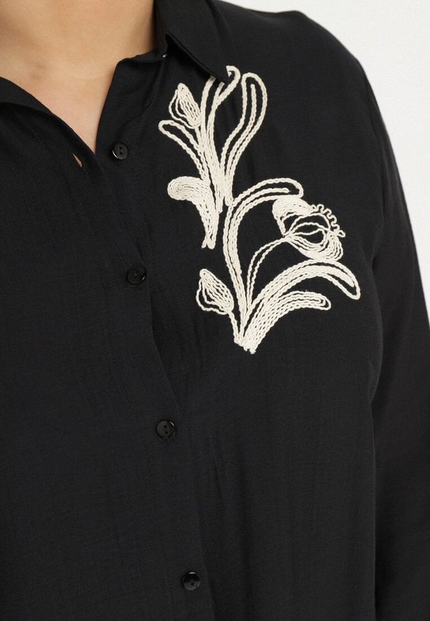 Born2be - Czarna Koszulowa Sukienka z Wiskozy Zdobiona Kwiatowym Haftem Nalilsa. Okazja: na co dzień. Typ kołnierza: kołnierzyk klasyczny. Kolekcja: plus size. Kolor: czarny. Materiał: wiskoza. Wzór: kwiaty, haft, aplikacja. Typ sukienki: koszulowe. Styl: elegancki, casual, klasyczny