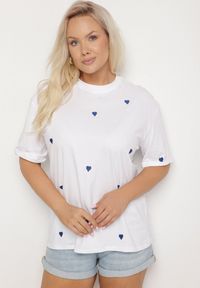 Born2be - Biało-Niebieski Bawełniany T-shirt Zdobiony Haftem w Kształcie Serc Naloree. Okazja: na co dzień. Kolekcja: plus size. Kolor: biały. Materiał: bawełna. Wzór: aplikacja, haft. Styl: klasyczny, elegancki, casual