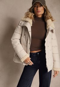 Renee - Ciemnobeżowa Kurtka z Pikowanymi Przeszyciami i Kapturem Zdobiona Futerkiem Olevesa. Kolor: beżowy. Materiał: futro. Wzór: aplikacja. Styl: klasyczny #3
