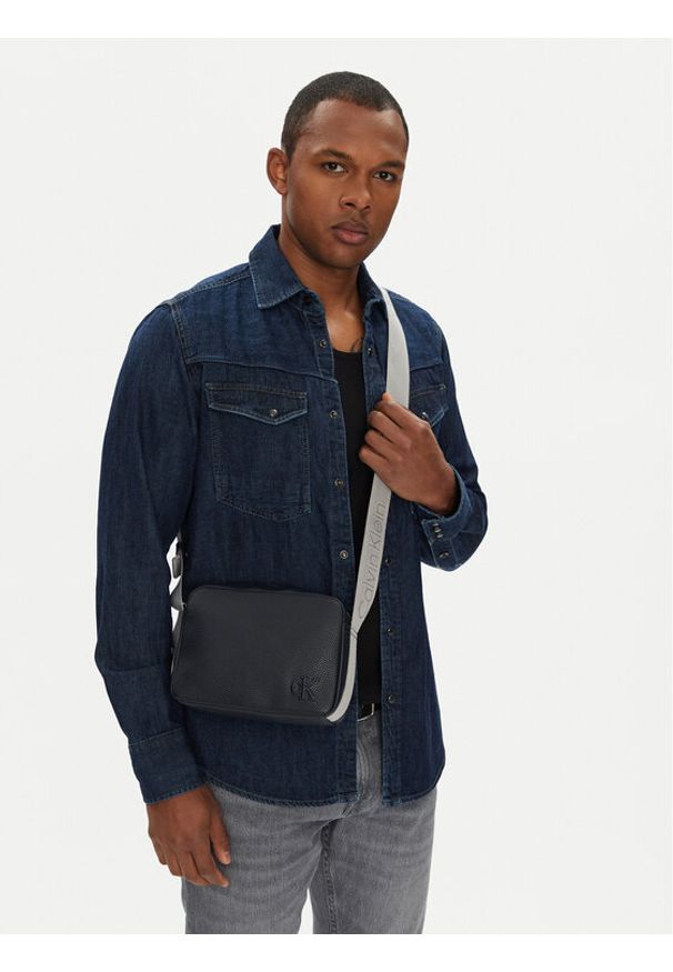 Calvin Klein Jeans Saszetka Cargo Camera Bag LV04G3081G Niebieski. Kolor: niebieski. Materiał: skóra