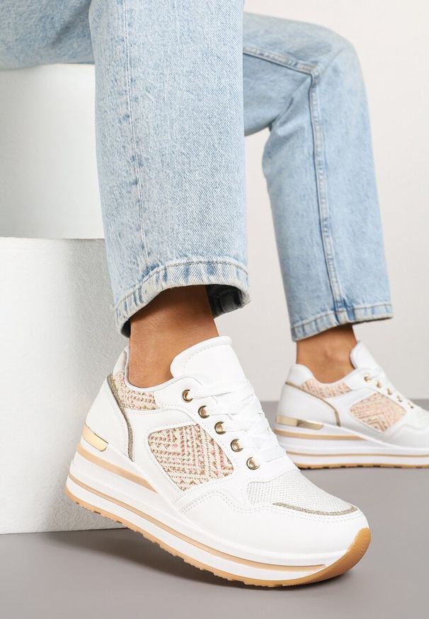 Renee - Białe Sneakersy na Koturnie z Geometrycznym Wzorem i Brokatem Tillineira. Okazja: na co dzień. Zapięcie: sznurówki. Kolor: biały. Materiał: jeans. Wzór: geometria. Obcas: na koturnie