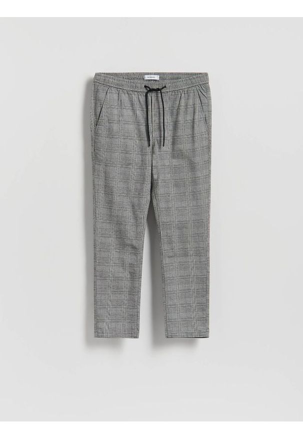 Reserved - Spodnie slim fit w kratę - jasnoszary. Kolor: szary. Materiał: wiskoza, bawełna