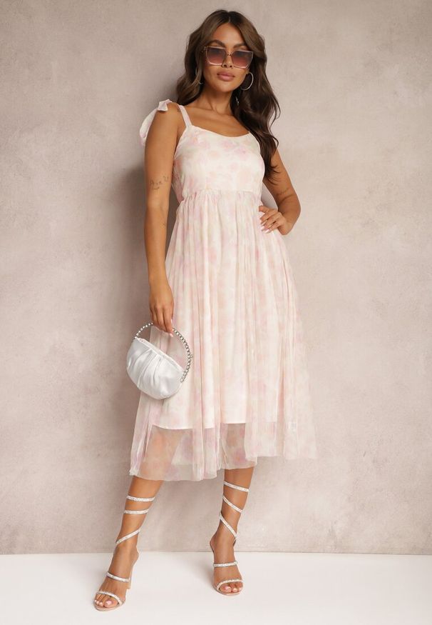 Renee - Różowa Taliowana Sukienka w Kwiaty Ozdobiona Ramiączkami z Wiązaniem Coradea. Okazja: na co dzień, na imprezę, na spacer. Kolor: różowy. Materiał: tkanina. Długość rękawa: na ramiączkach. Wzór: aplikacja, kwiaty. Styl: casual, elegancki, wizytowy