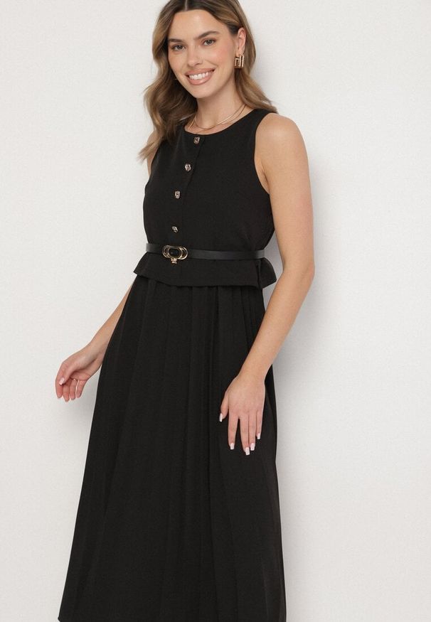 Born2be - Czarna Sukienka Bez Rękawów z Plisami i Paskiem z Klamrą Iffale. Okazja: na co dzień, na spacer. Kolor: czarny. Długość rękawa: bez rękawów. Styl: klasyczny, casual