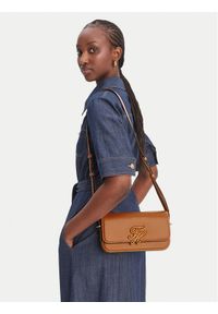 TOMMY HILFIGER - Tommy Hilfiger Torebka Th Script Flap Crossover AW0AW18399 Brązowy. Kolor: brązowy. Materiał: skórzane #1