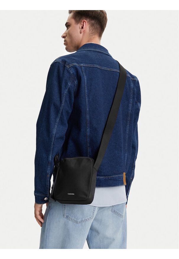 Calvin Klein Saszetka Ck Ease Reporter S K50K512886 Czarny. Kolor: czarny. Materiał: materiał