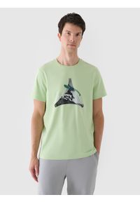 4f - T-shirt regular z nadrukiem męski - zielony. Okazja: na co dzień. Kolor: zielony. Materiał: jersey, bawełna, dzianina. Długość rękawa: krótki rękaw. Długość: krótkie. Wzór: nadruk. Styl: casual, sportowy, klasyczny #1