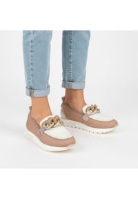 Półbuty damskie Hispanitas, ze skóry naturalnej z wsuwanym krojem i ozdobą na podbiciu posiada przeszycia na cholewce, beżowe, HV264834 Formentera-V2. Okazja: na co dzień. Kolor: beżowy. Materiał: skóra. Szerokość cholewki: normalna. Wzór: aplikacja. Sezon: wiosna, lato. Styl: casual, elegancki, klasyczny #1