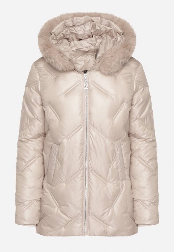 Born2be - Beżowa Kurtka z Oryginalnym Pikowaniem i Kapturem z Futerkiem Nallisa. Okazja: do pracy, na co dzień, na spotkanie biznesowe. Kolor: beżowy. Materiał: futro. Styl: casual, biznesowy