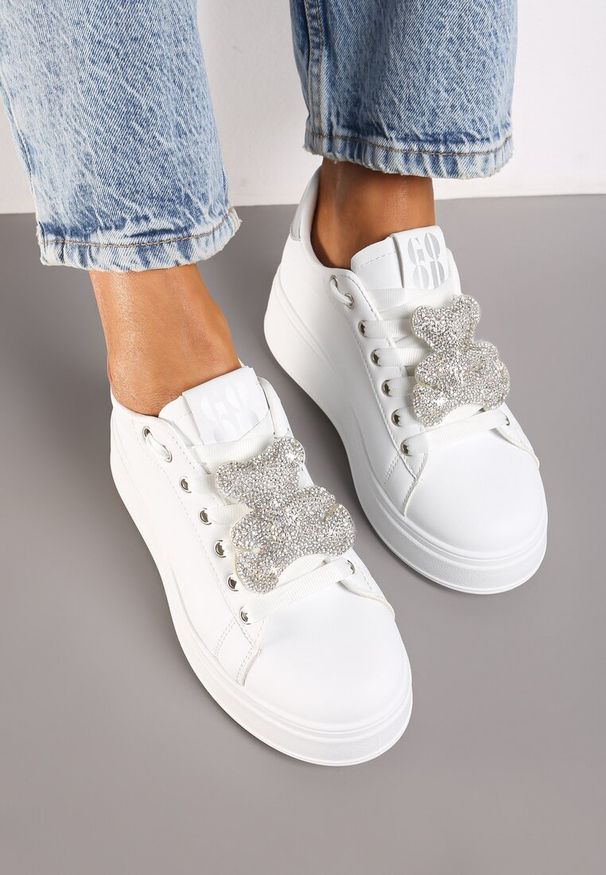 Renee - Biało-Srebrne Sneakersy Ozdobione Brokatowym Misiem Nevithaya. Okazja: na co dzień. Kolor: biały. Materiał: jeans. Wzór: aplikacja