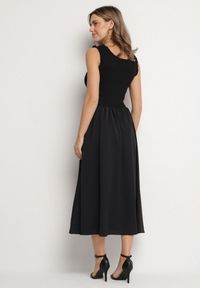 Born2be - Czarna Wiskozowa Sukienka o Rozkloszowanym Kroju z Ozdobną Naszywką Ronestra. Okazja: na co dzień. Kolor: czarny. Materiał: wiskoza. Wzór: aplikacja. Typ sukienki: proste. Styl: klasyczny, casual #2