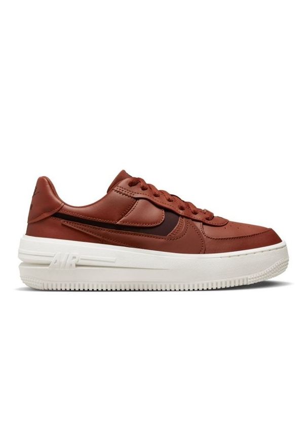 Buty Nike Air Force 1 PLT.AF.ORM W DJ9946-603 brązowe. Nosek buta: okrągły. Kolor: brązowy. Materiał: skóra, guma. Szerokość cholewki: normalna. Sezon: lato. Model: Nike Air Force. Sport: koszykówka