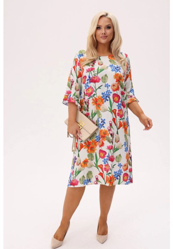Moda Size Plus Iwanek - Lniana Sukienka Camilla MIDI w kolorowe kwiaty na jasnym tle PLUS SIZE XXL OVERSIZE. Okazja: na spacer, do pracy, na wesele, na imprezę, na co dzień, na ślub cywilny. Typ kołnierza: dekolt w łódkę. Kolekcja: plus size. Wzór: kolorowy, kwiaty. Typ sukienki: oversize, dla puszystych. Materiał: len. Sezon: lato. Styl: klasyczny, casual, elegancki. Długość: midi