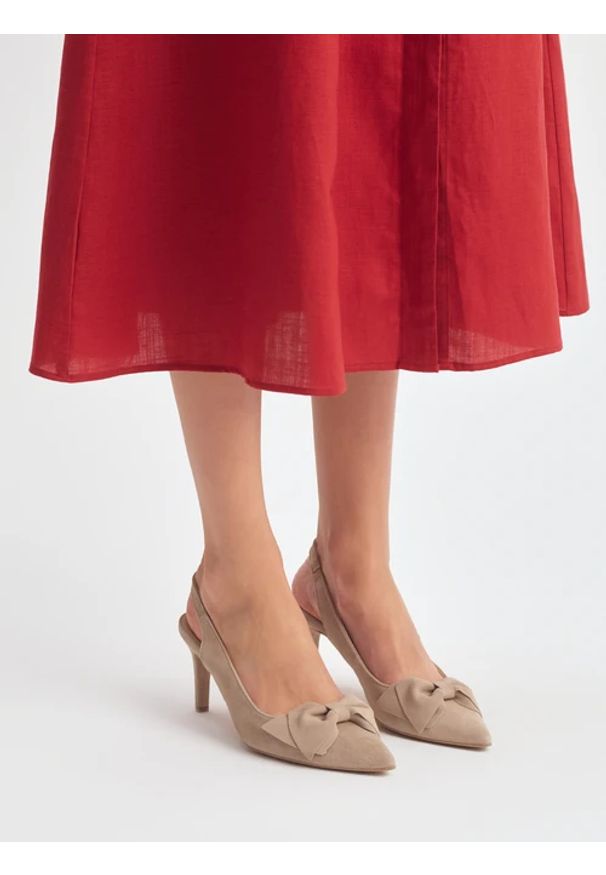 Ryłko - Beżowe czółenka slingback z kokardą. Okazja: do pracy. Zapięcie: bez zapięcia. Kolor: beżowy. Materiał: skóra, welur. Wzór: aplikacja. Obcas: na obcasie. Styl: klasyczny, street. Wysokość obcasa: średni