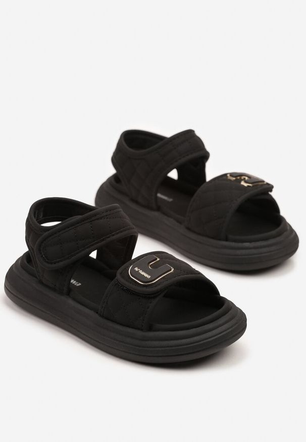 Born2be - Czarne Sandały Zapinane na Rzep z Pikowanymi Zdobieniami i Aplikacją Meparelle. Okazja: na uczelnię, na co dzień. Zapięcie: rzepy. Kolor: czarny. Wzór: aplikacja. Sezon: lato. Styl: casual, elegancki