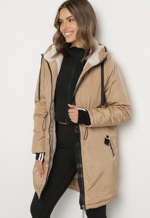 Born2be - Ciemnobeżowa Klasyczna Kurtka Parka z Futrzaną Wyściółką Olenevia. Okazja: na co dzień. Kolor: beżowy. Materiał: futro. Styl: klasyczny