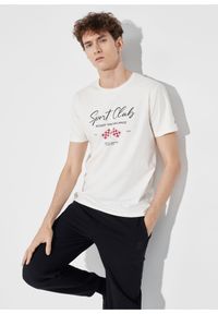 Ochnik - Kremowy T-shirt męski z printem. Kolor: beżowy. Materiał: bawełna. Wzór: nadruk