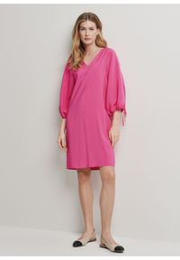 Ochnik - Krótka sukienka z bufiastymi rękawami. Kolor: różowy. Materiał: wiskoza. Długość: mini