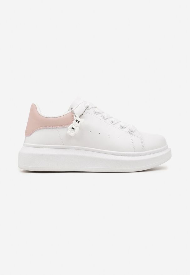 Born2be - Biało-Różowe Klasyczne Sneakersy z Ozdobną Zawieszką Tenevia. Okazja: na spacer. Nosek buta: okrągły. Zapięcie: sznurówki. Kolor: biały. Materiał: jeans. Sport: turystyka piesza