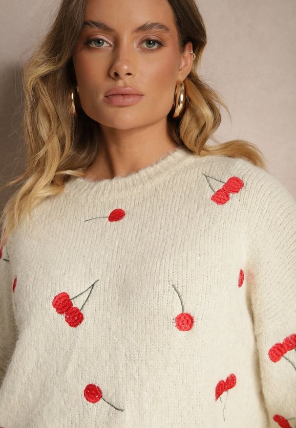 Renee - Jasnobeżowy Sweter w Wisienki z Dodatkiem Wełny Eltintia. Okazja: na randkę, na co dzień. Typ kołnierza: dekolt w łódkę. Kolor: beżowy. Materiał: wełna. Długość rękawa: długi rękaw. Długość: długie. Styl: elegancki, casual