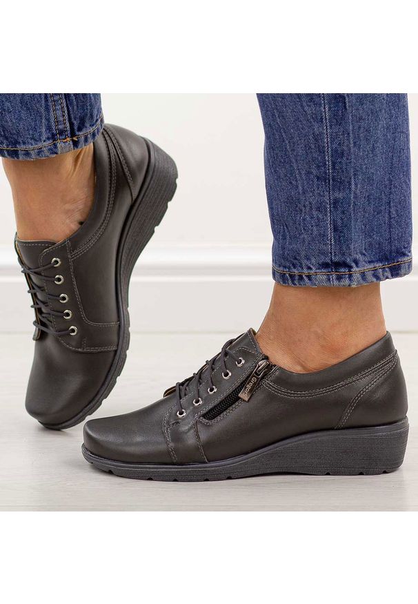 Szare Polskie półbuty damskie Gregors 759. Okazja: na co dzień. Nosek buta: okrągły. Kolor: szary. Szerokość cholewki: normalna. Materiał: skóra. Sezon: wiosna, jesień, lato. Obcas: na koturnie. Styl: casual, elegancki, klasyczny. Wysokość obcasa: średni