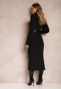 Renee - Czarna Sukienka Dzianinowa z Golfem i Szerokim Paskiem Tehy. Okazja: na co dzień. Typ kołnierza: golf. Kolor: czarny. Materiał: dzianina. Długość rękawa: długi rękaw. Typ sukienki: dopasowane. Styl: casual, elegancki