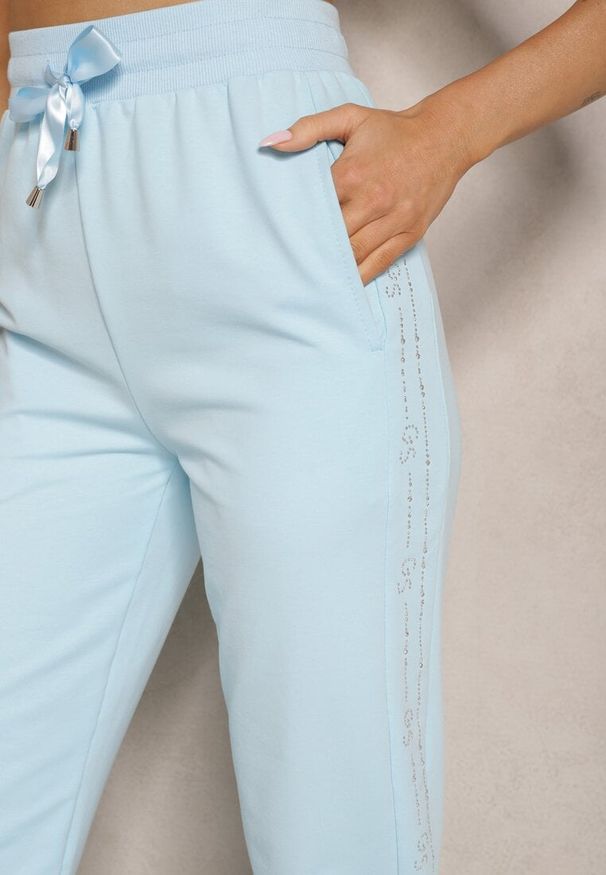 Renee - Niebieskie Dresowe Spodnie z Bawełną Ozdobione Sznurkiem Anniren. Kolor: niebieski. Materiał: dresówka, bawełna. Wzór: aplikacja. Styl: klasyczny, elegancki
