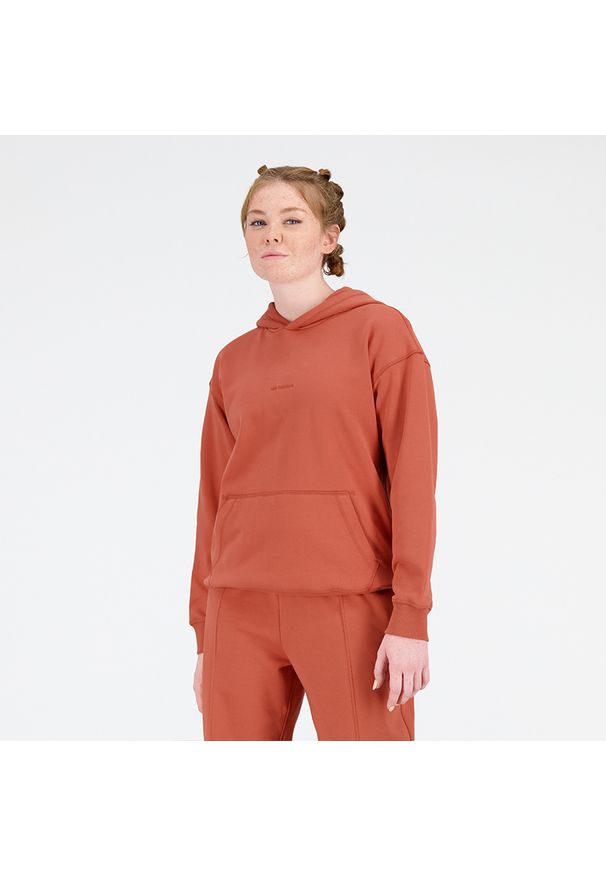 Bluza damska New Balance WT23554MHY – pomarańczowa. Typ kołnierza: kaptur. Kolor: pomarańczowy. Materiał: materiał, bawełna, dresówka, prążkowany