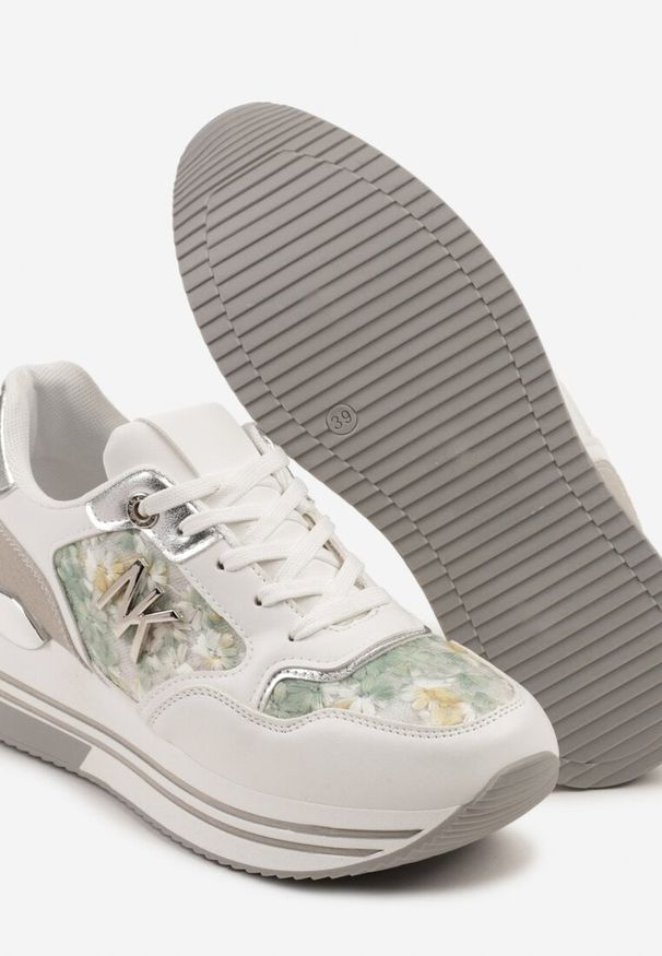 Born2be - Biało-Zielone Sneakersy z Metaliczną Aplikacją Divisca. Okazja: na co dzień. Kolor: biały. Materiał: jeans. Wzór: aplikacja